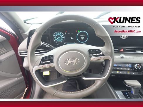Used 2025 Hyundai Elantra SEL image 11
