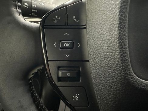 Used 2025 Toyota Prius XLE image 19