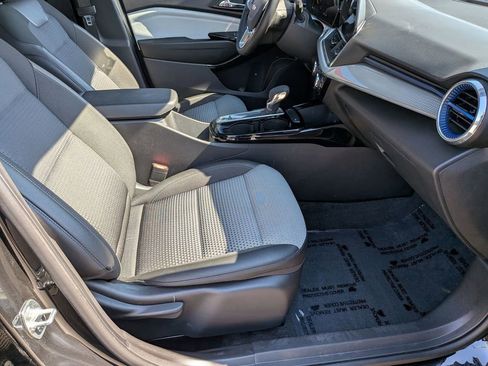 Used 2025 Chevrolet Trax LT w/ LT Convenience Package image 30