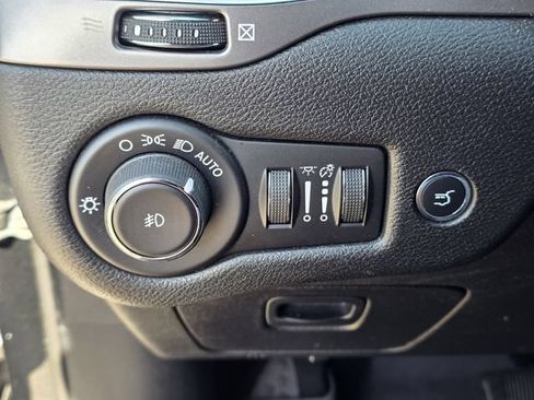 Used 2019 Jeep Cherokee Latitude Plus w/ Comfort/Convenience Group FWD image 30