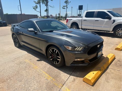 Used 2017 Ford Mustang Coupe RWD image 18