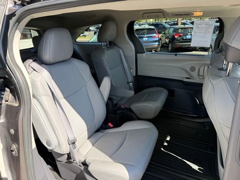 Used 2022 Toyota Sienna XLE AWD/4WD image 14