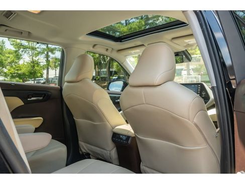 Used 2022 Toyota Highlander XLE FWD image 17