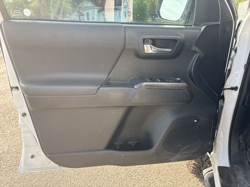 Used 2017 Toyota Tacoma TRD Sport image 10