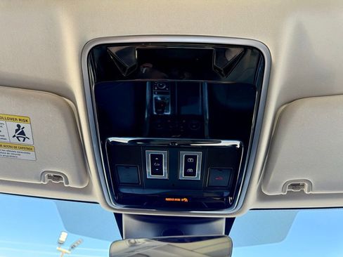 Used 2018 Land Rover Range Rover Sport HSE image 25