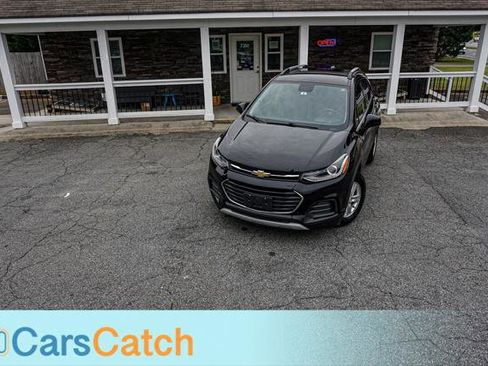 Used 2020 Chevrolet Trax LT w/ LT Convenience Package FWD image 3