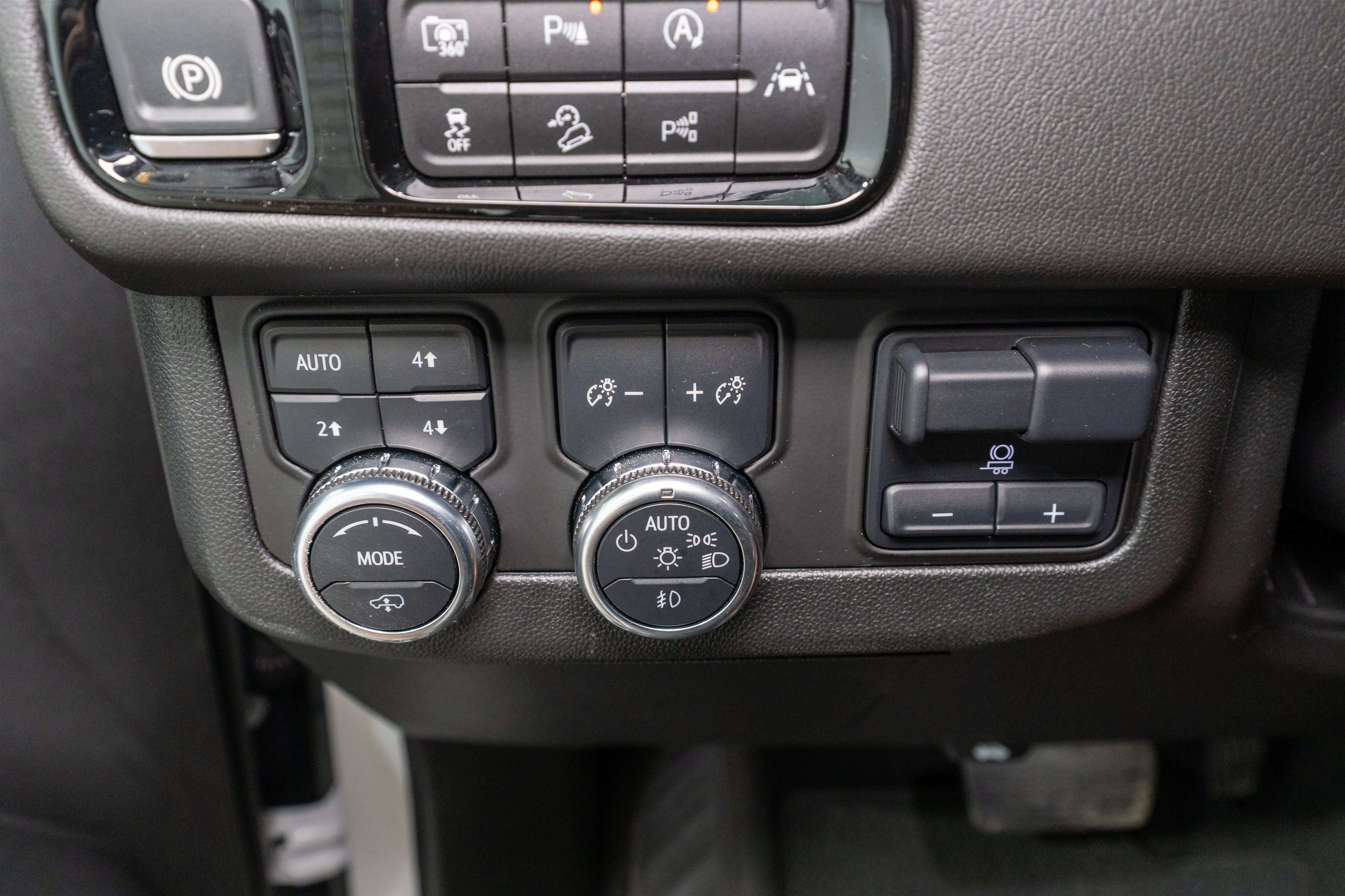Used 2025 GMC Yukon XL Denali w/ Advanced Technology Package AWD/4WD image 32