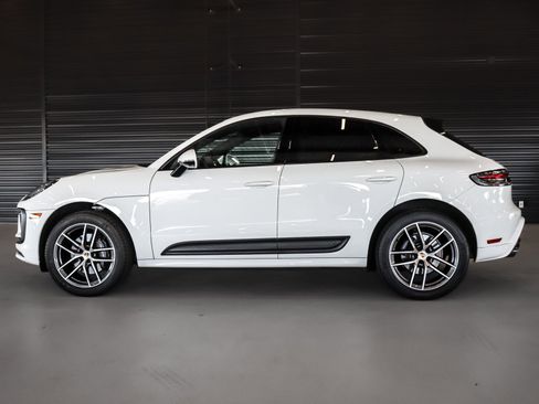 Certified 2023 Porsche Macan image 2