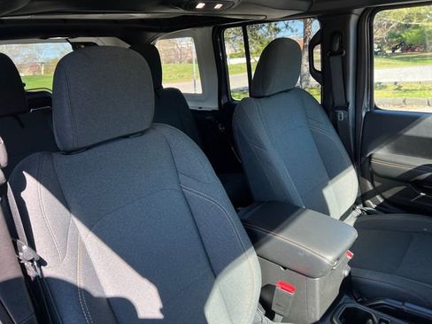 Used 2025 Jeep Wrangler Unlimited Sahara AWD/4WD image 36