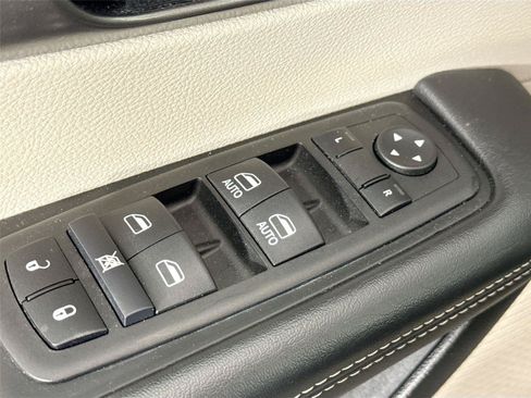 Used 2024 Chrysler Pacifica Touring-L FWD image 26
