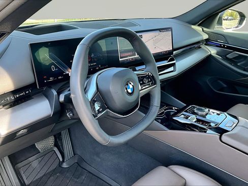 Used 2025 BMW 530i xDrive w/ Premium Package AWD/4WD image 13