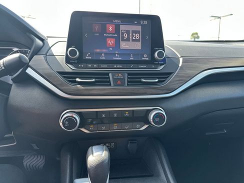 Used 2025 Nissan Altima 2.5 SV FWD image 17