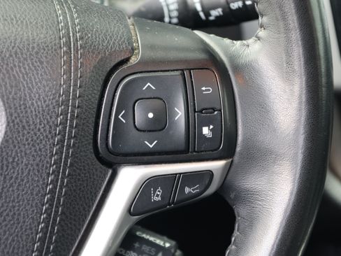 Used 2019 Toyota Highlander XLE FWD image 18