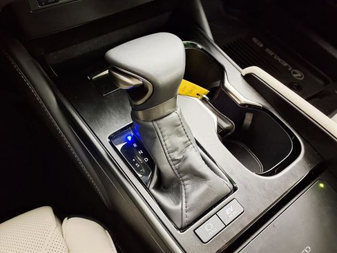 Used 2025 Lexus ES 300h w/ Luxury Package image 21