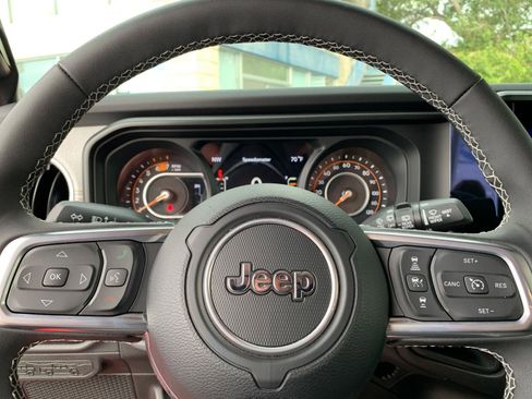 Used 2025 Jeep Wrangler Sahara image 27