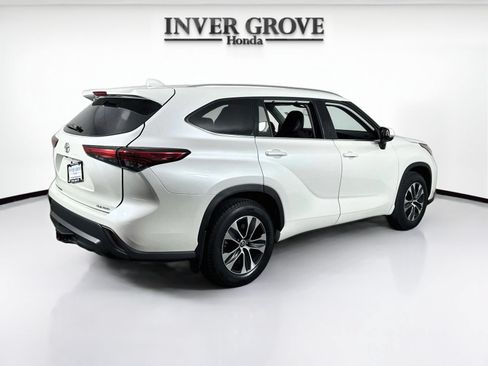 Used 2021 Toyota Highlander XLE AWD/4WD image 5