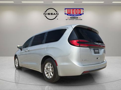 Used 2023 Chrysler Pacifica Touring-L FWD image 4