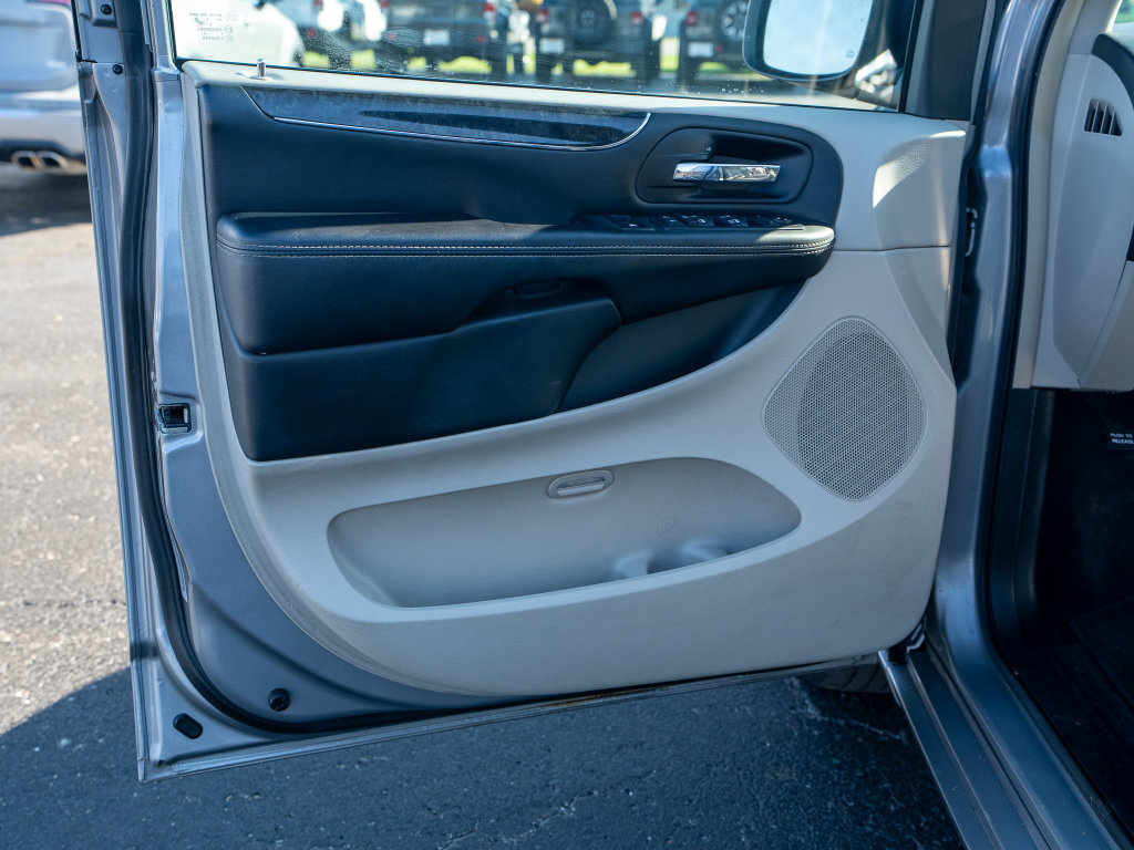 Used 2016 Chrysler Town & Country Touring w/ Driver Convenience Group FWD image 15