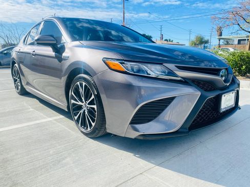 Used 2018 Toyota Camry SE image 6