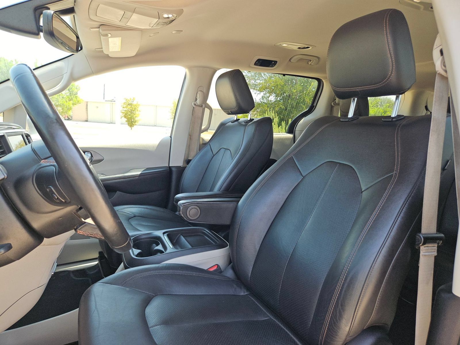 Used 2020 Chrysler Pacifica Touring-L FWD image 13