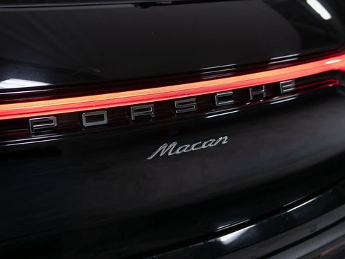 Certified 2024 Porsche Macan AWD/4WD image 19