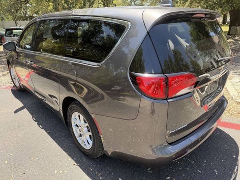 Used 2017 Chrysler Pacifica Touring FWD image 3