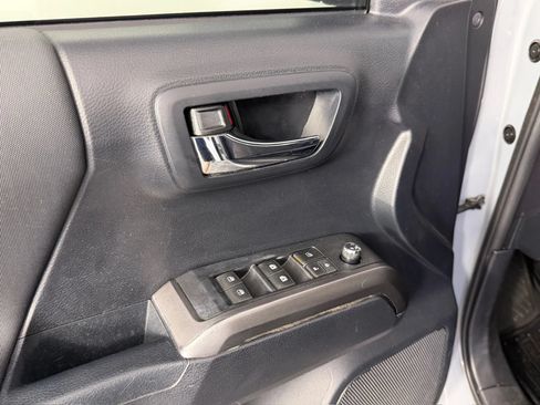 Used 2018 Toyota Tacoma TRD Sport AWD/4WD image 32