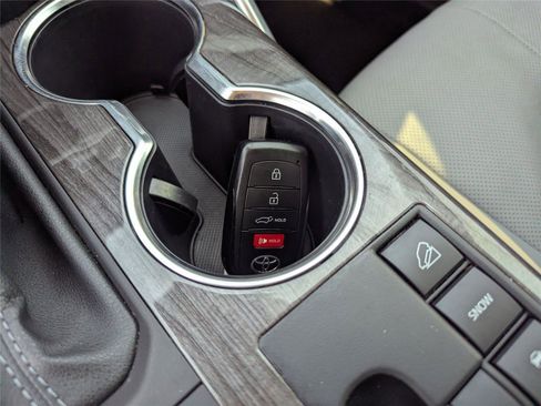 Used 2024 Toyota Highlander Platinum image 27