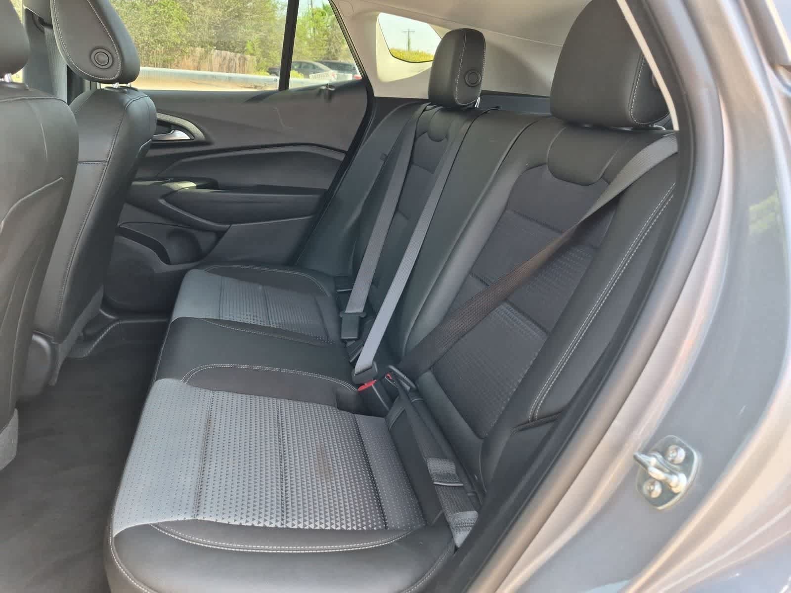Used 2025 Chevrolet Trax LT w/ LT Convenience Package FWD image 23
