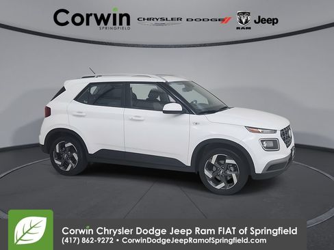 Used 2025 Hyundai Venue SEL FWD image 1