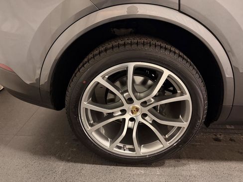 Used 2023 Porsche Cayenne Coupe image 12