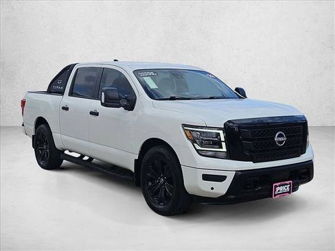 Used 2023 Nissan Titan SV w/ SV Convenience Package image 3