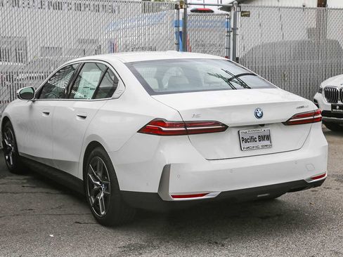 New 2026 BMW i5 eDrive40 w/ Premium Package image 4