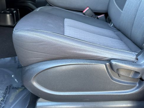 Used 2022 Nissan Titan SV image 12