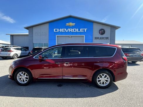 Used 2020 Chrysler Pacifica Touring-L FWD image 4
