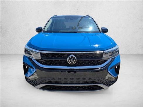 Used 2024 Volkswagen Taos SE w/ Panoramic Sunroof Package FWD image 2