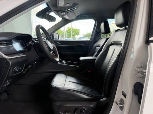 Used 2023 Jeep Grand Cherokee Limited w/ Black Appearance Package RWD image 12
