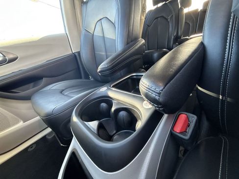 Used 2024 Chrysler Pacifica Touring-L image 23