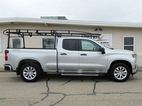 Used 2019 Chevrolet Silverado 1500 Custom w/ Custom Value Package AWD/4WD image 3