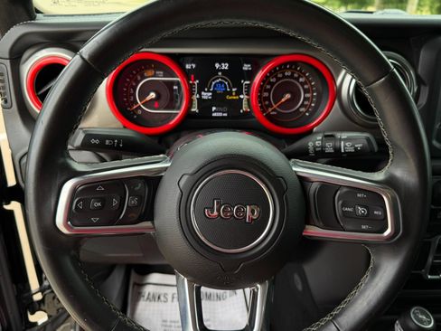 Used 2020 Jeep Wrangler Unlimited Sahara AWD/4WD image 22