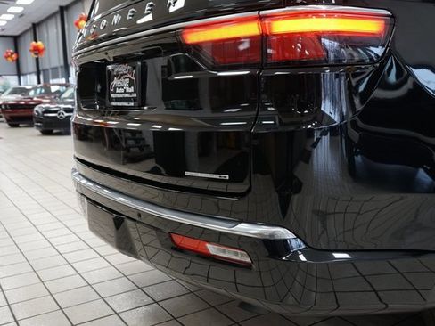 Used 2024 Jeep Wagoneer Series II w/ Flexible Seating Group image 18