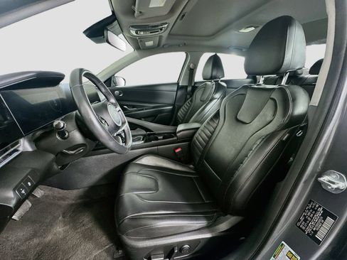 Used 2025 Hyundai Elantra Limited FWD image 13
