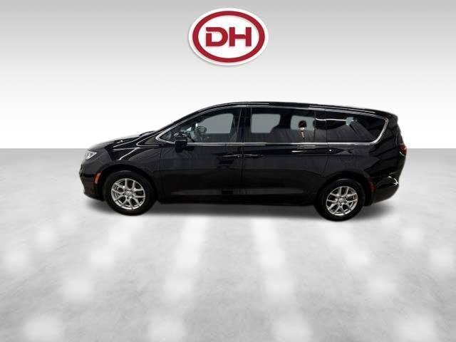 Used 2025 Chrysler Pacifica Select FWD image 9