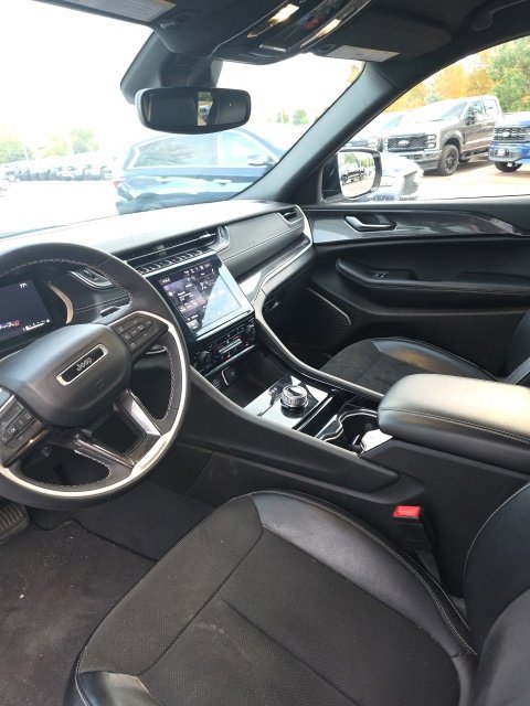 Used 2023 Jeep Grand Cherokee Altitude AWD/4WD image 10