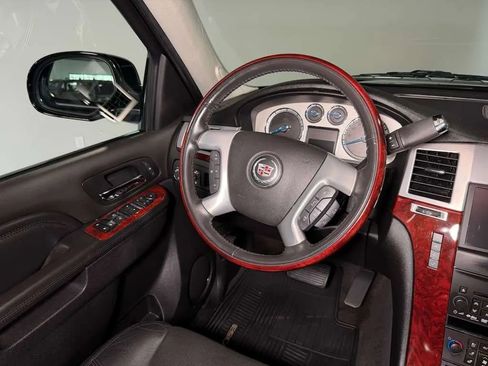 Used 2013 Cadillac Escalade AWD image 25