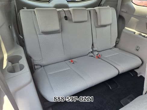 Used 2019 Toyota Highlander LE FWD image 18