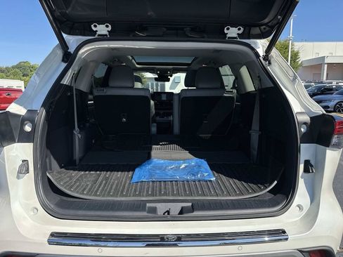 Used 2021 Toyota Highlander Platinum FWD image 12