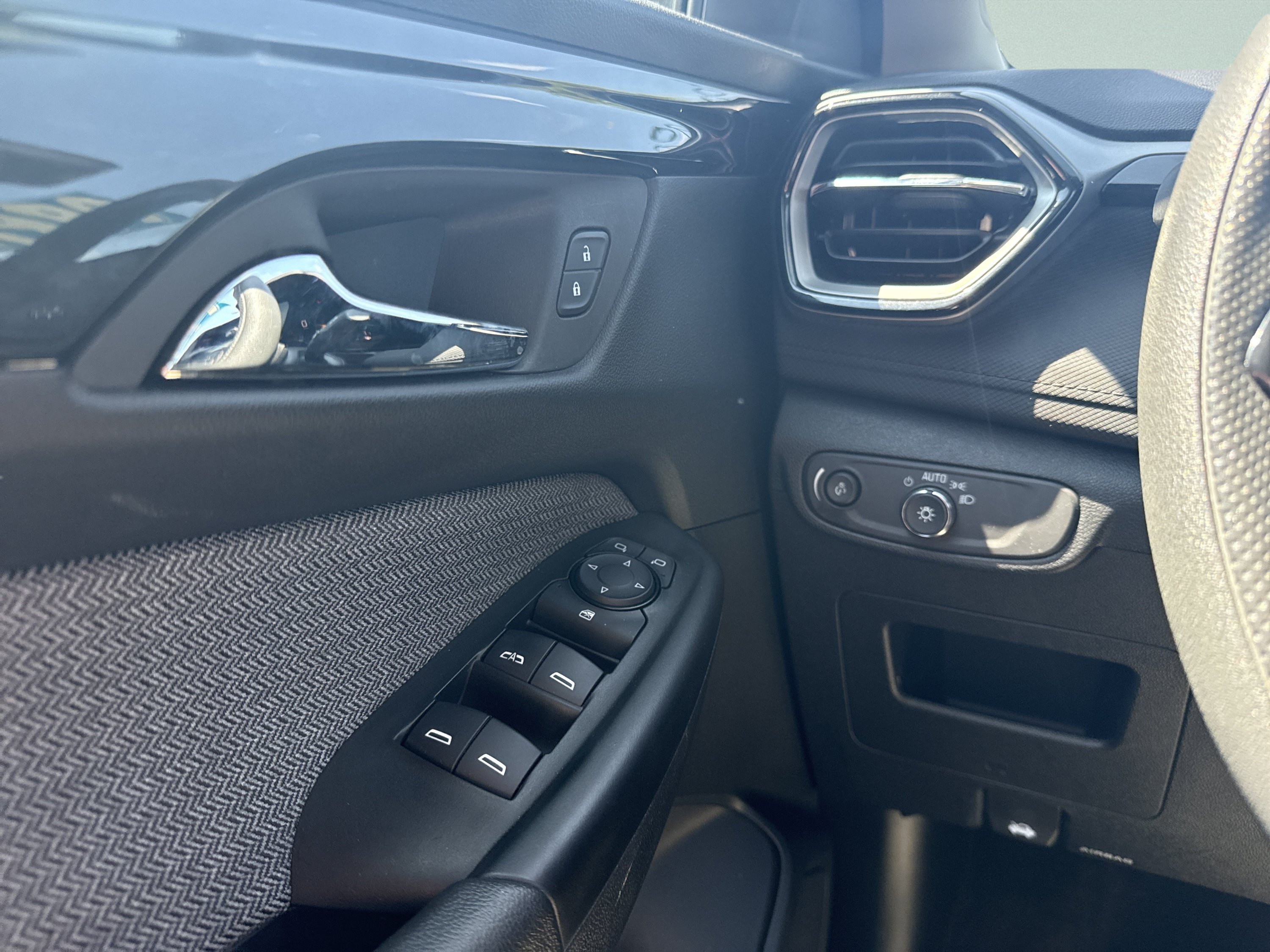 Used 2025 Chevrolet TrailBlazer LT AWD/4WD image 15
