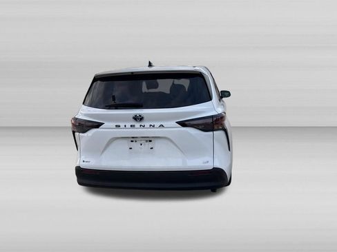 Used 2025 Toyota Sienna LE FWD image 6
