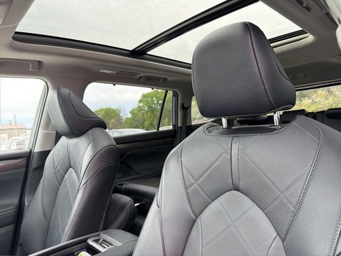 Used 2022 Toyota Highlander Platinum AWD/4WD image 9
